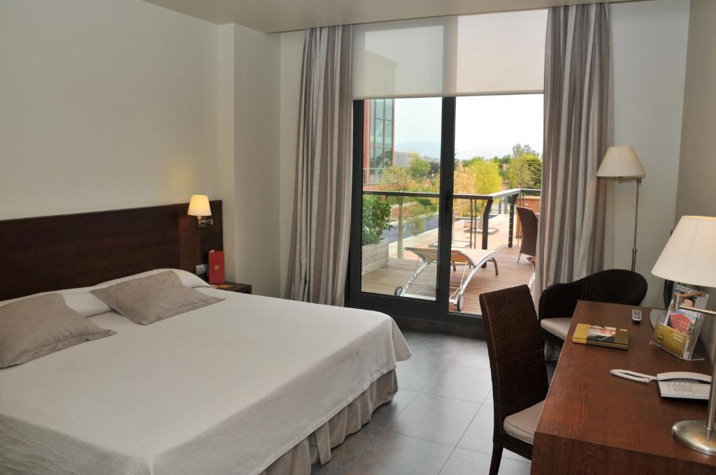 Hotel Barcelona Golf Resort 4 Sup Сант Естеве Сесровирес Стая снимка