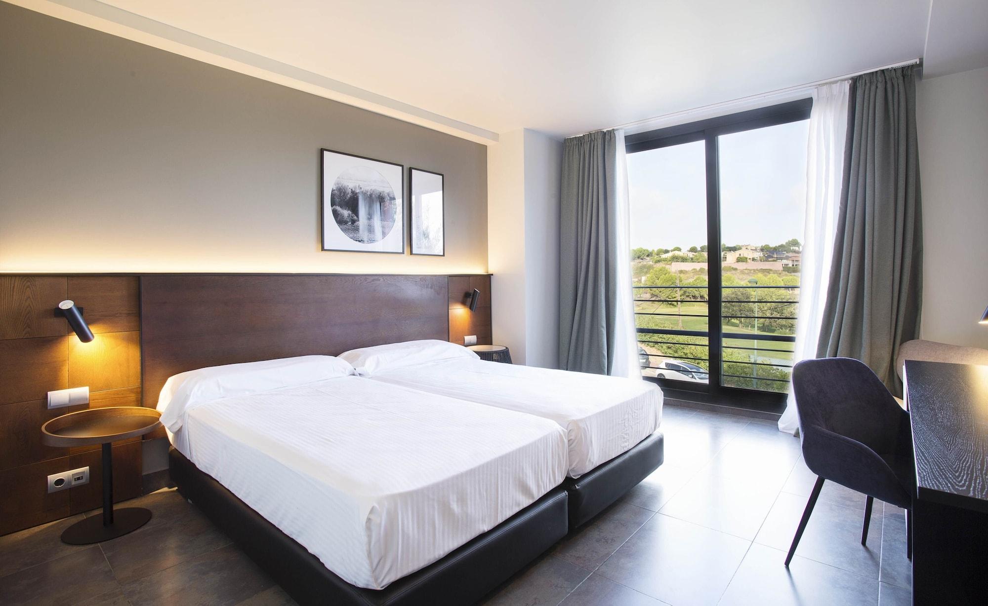 Hotel Barcelona Golf Resort 4 Sup Сант Естеве Сесровирес Екстериор снимка